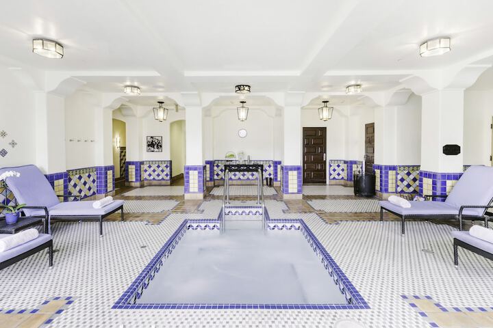 Indoor spa tub