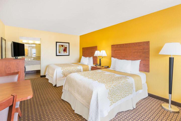 2 Double Beds (9 of 9)