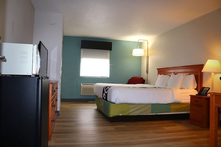 1 King Bed Accessible (8 of 23)