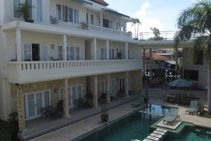 Hotel Pool