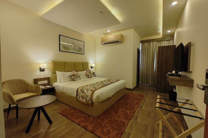 Room 8 of 33