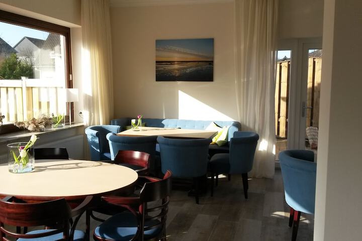 Lounge 18 of 23