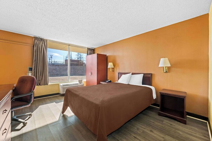 1 King Bed (3 of 13)