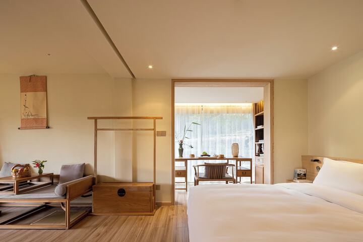 Room 26 of 86