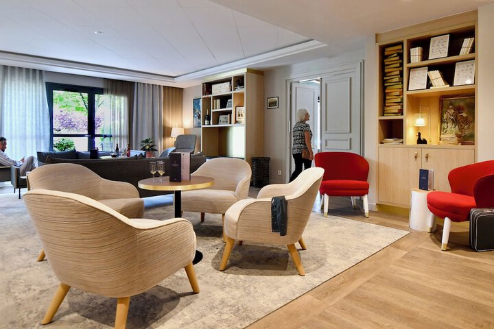 Lounge 64 of 90