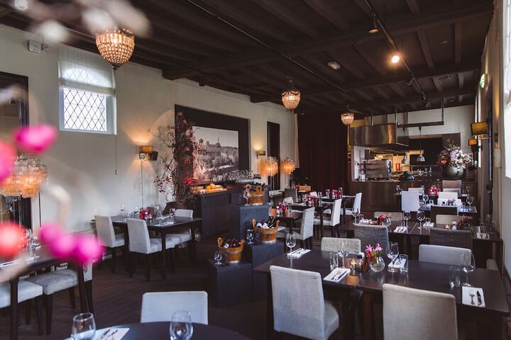 Dining 4 of 7