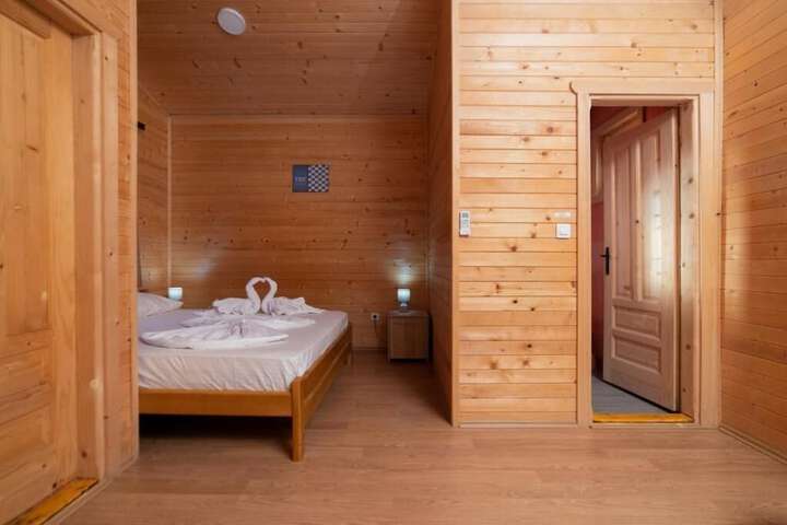 Room 4 of 40