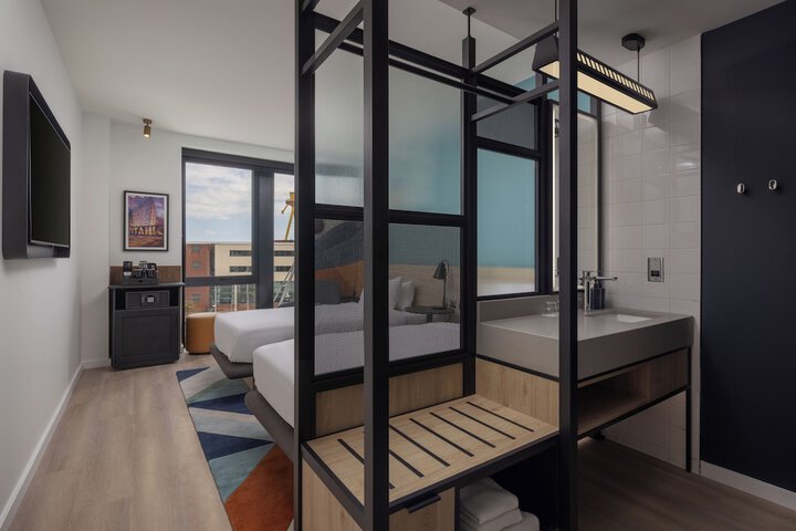 Room 12 of 80