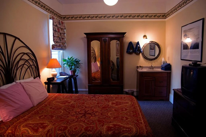 Room 4 of 6