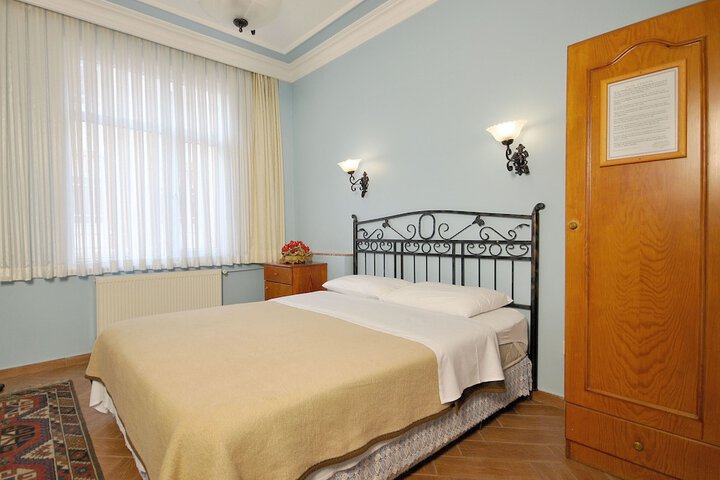 Room 13 of 30
