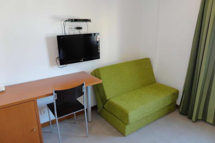 Room 16 of 38