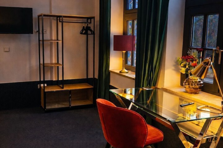 Room 21 of 37
