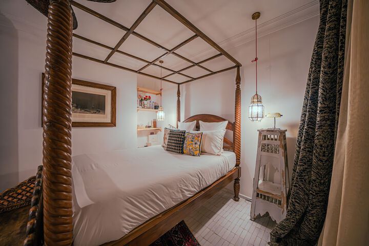Room 28 of 233