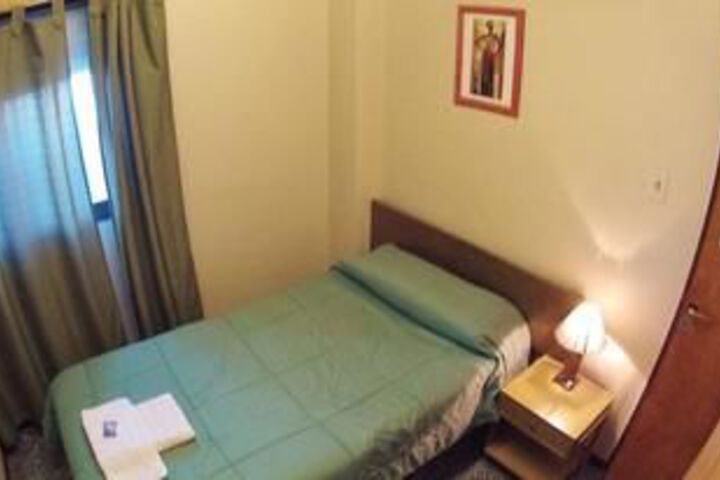 Room 9 of 18