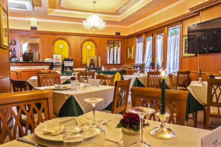 Dining 20 of 42