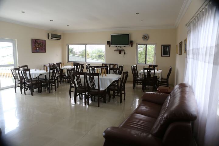 Dining 9 of 12