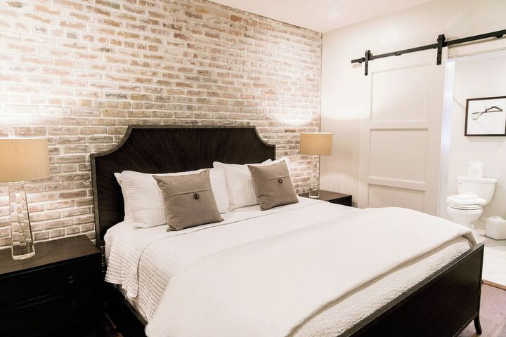 Room 25 of 371
