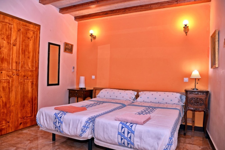 Room 4 of 16