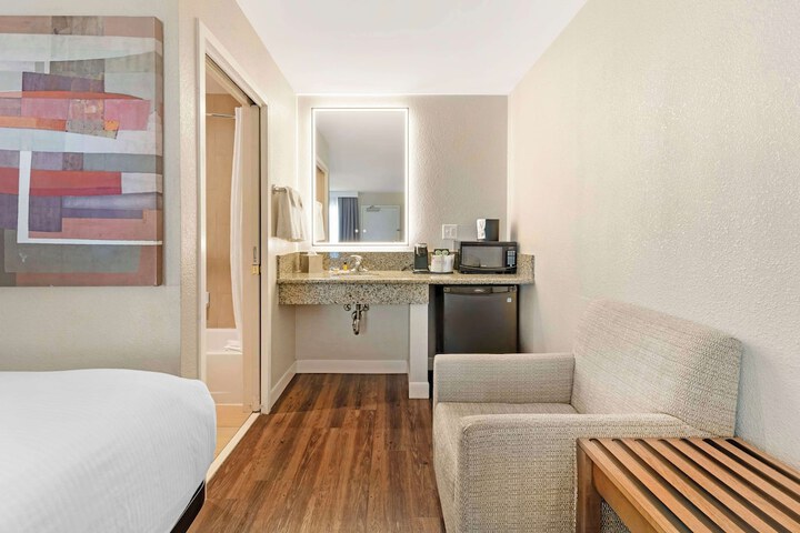 1 Queen Bed Exterior Accessible Microwave and Refrigerator Full Breakfast (16 of 22)