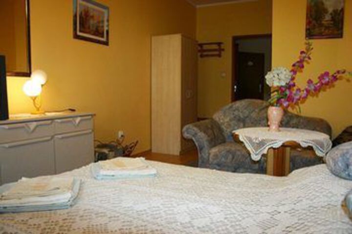 Room 9 of 18
