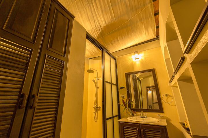 Room 8 of 33