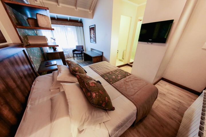 Room 10 of 98