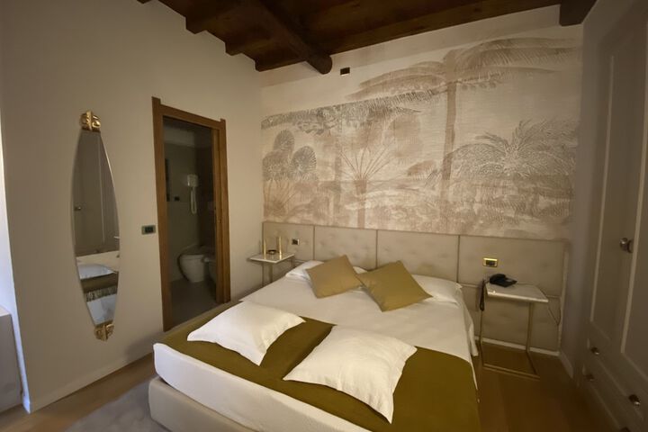 Room 9 of 50