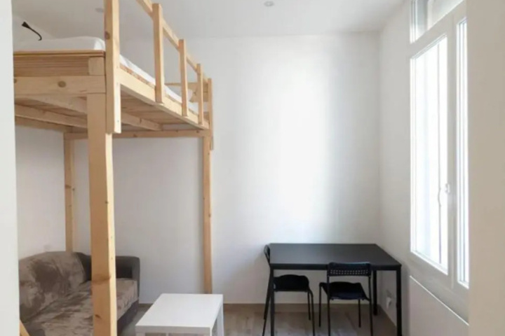 Room 4 of 9