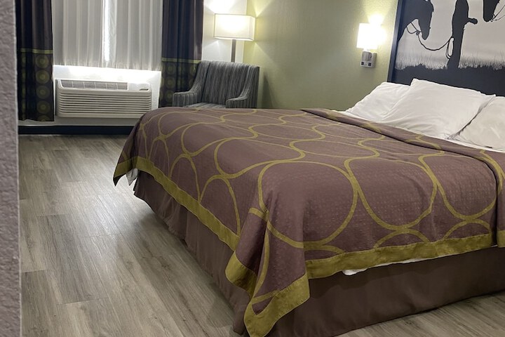 1 King Bed (4 of 6)