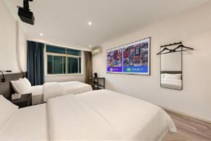 Room 14 of 15