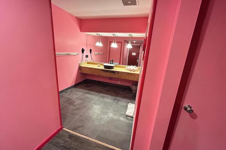 Room 40 of 284