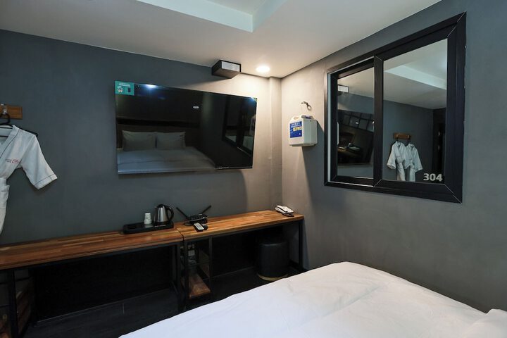 Room 14 of 93