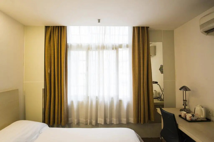 Room 4 of 17