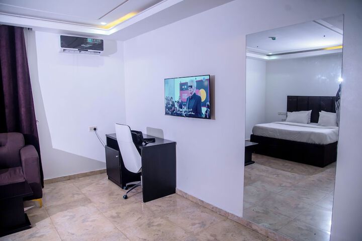 Room 12 of 32