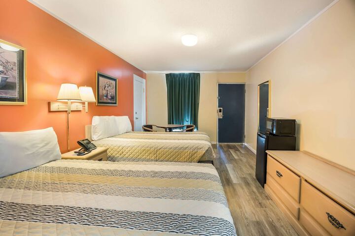 2 Double Beds (8 of 10)