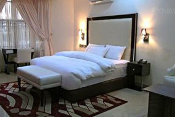 Room 4 of 10