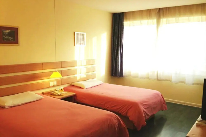Room 5 of 18