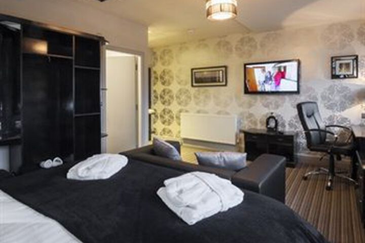 Room 4 of 16