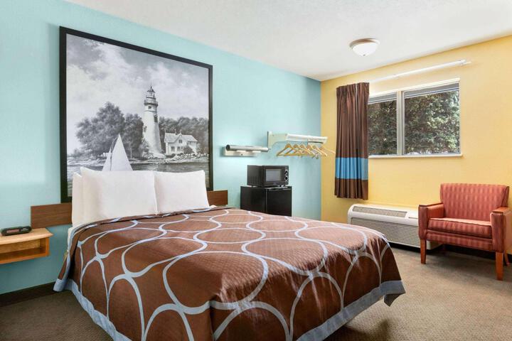1 Queen Bed (4 of 6)