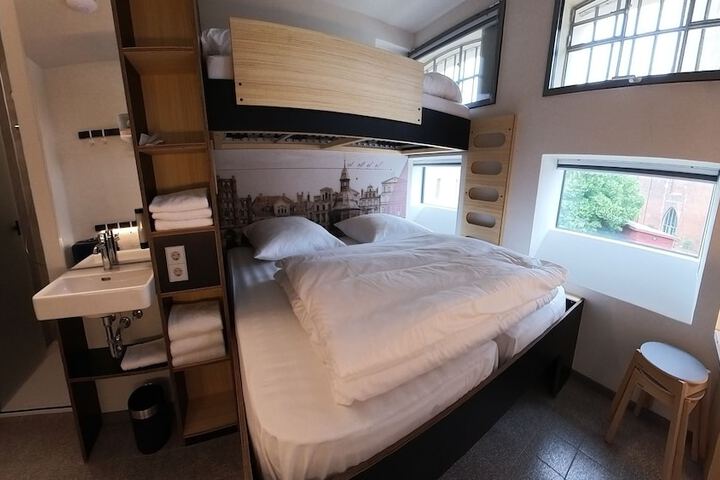 Room 9 of 93