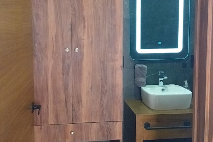 Room 13 of 30