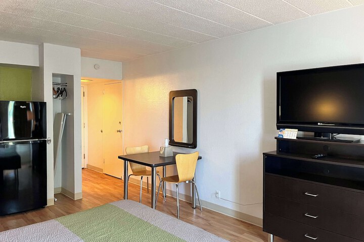 Room 9 of 33