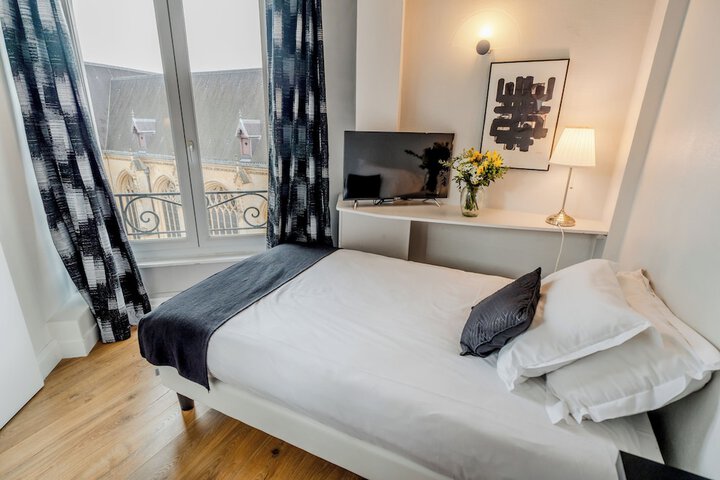 Room 32 of 65