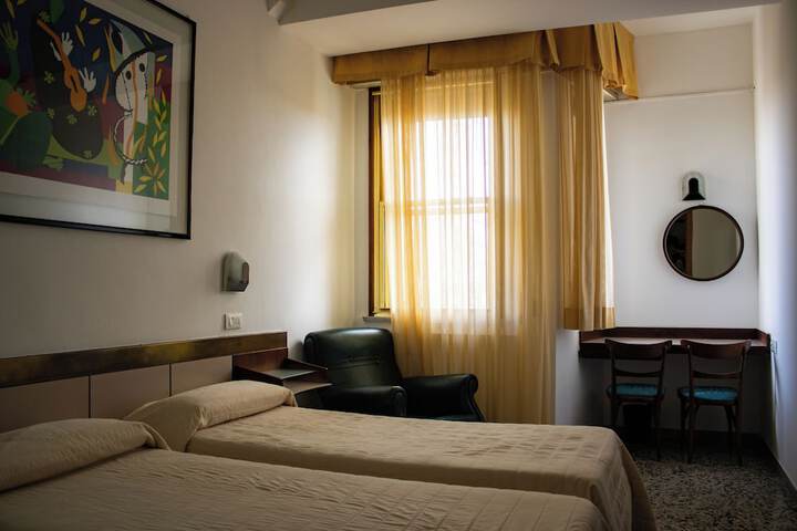Room 13 of 29