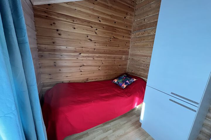 Room 33 of 185