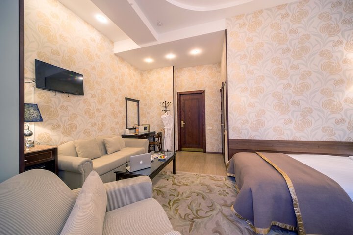 Room 18 of 33