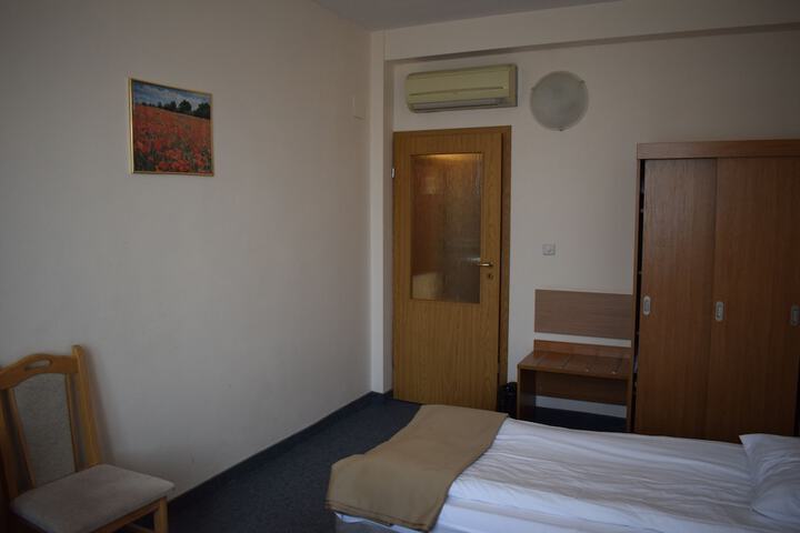 Room 8 of 77
