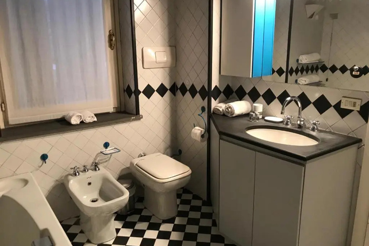 Room 7 of 12