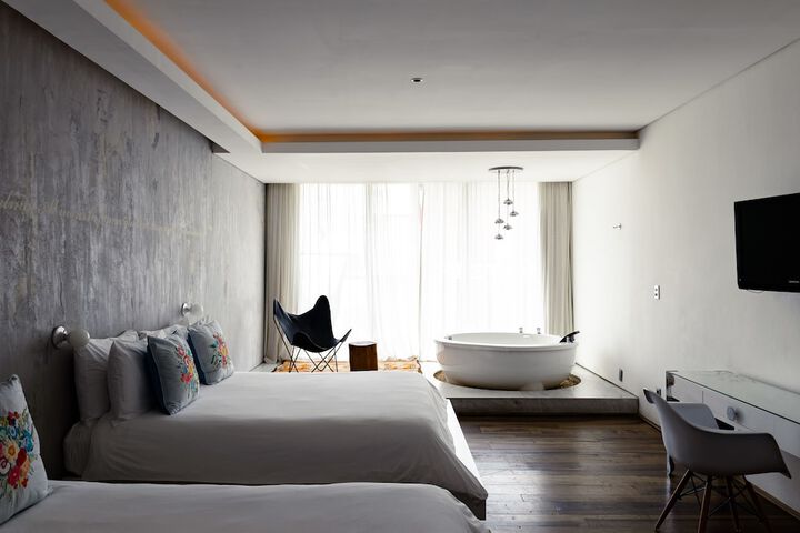 Room 6 of 105