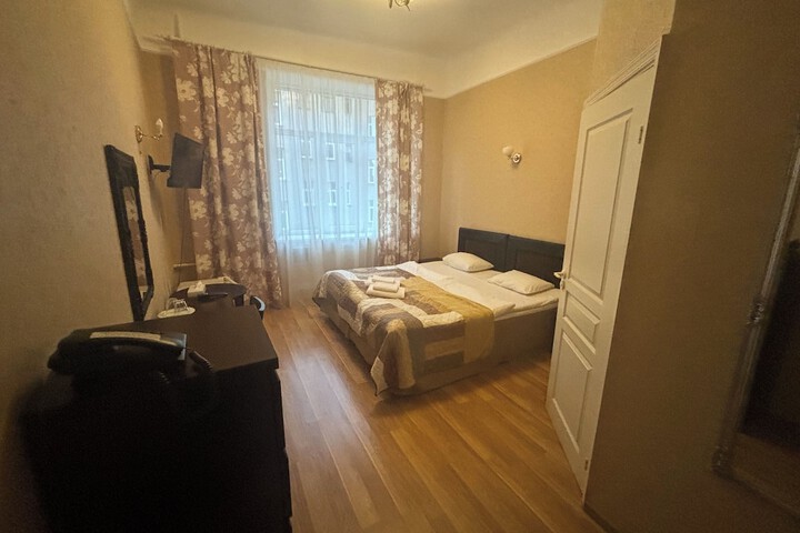 Room 159 of 272